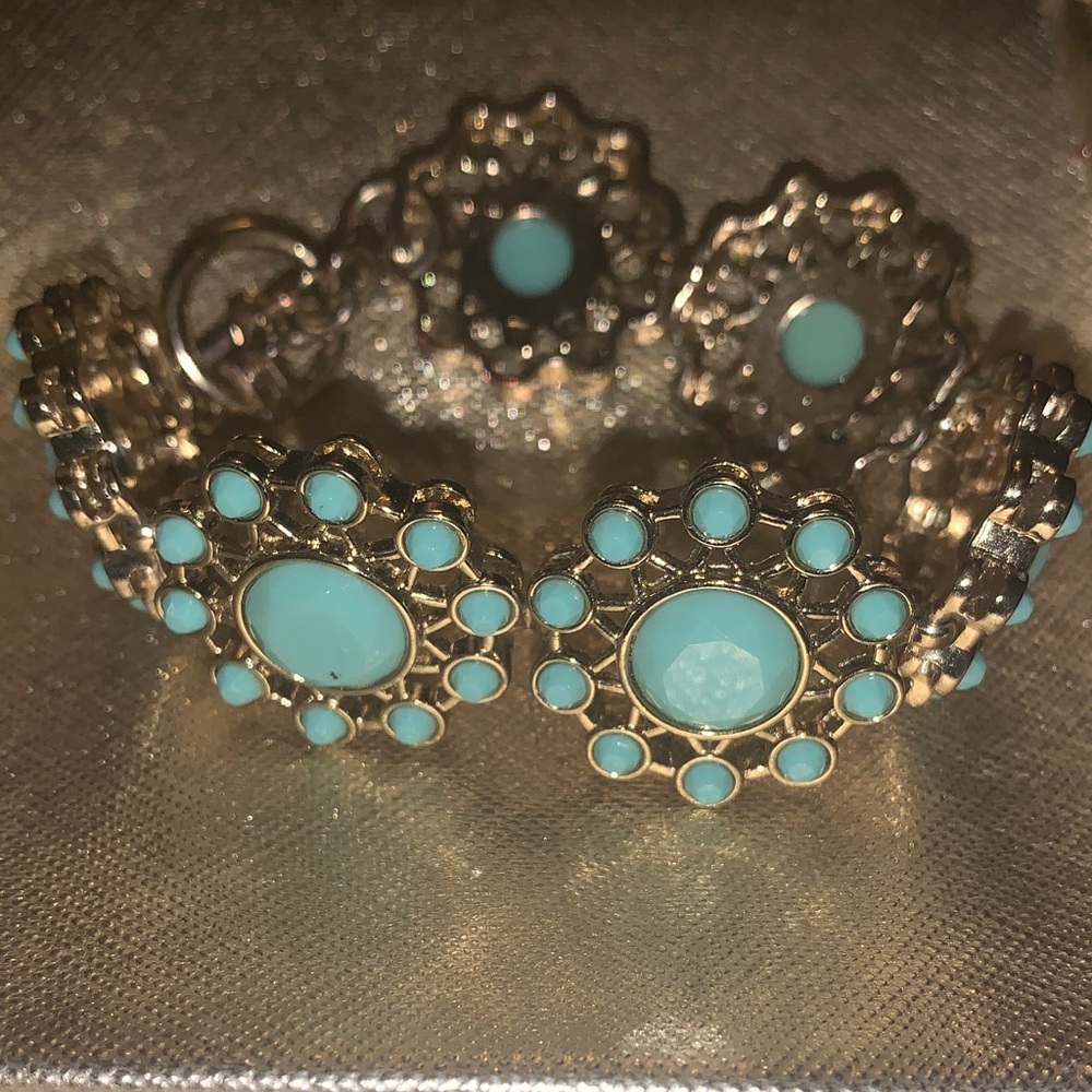 Banana Republic Faux Turquoise Floral Stone toggle Bracelet - Gold Tone 7.5”
